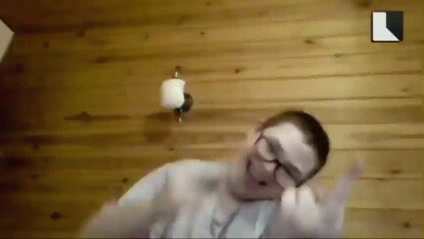 ТАРАСИК ПОКАЗЫВАЕТ ФАКИ ПОД PE PE PE SONG